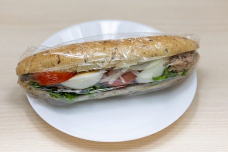 celozrnný rohlík s tuňákem (min. odběr 3 ks, cena 65 Kč/ks)