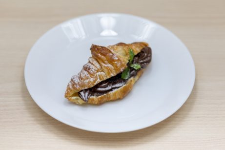 croissant s čokoládovým krémem (cena 50 Kč/ks)