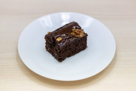 čokoládový koláč s ořechy (cena 40 Kč/ks)