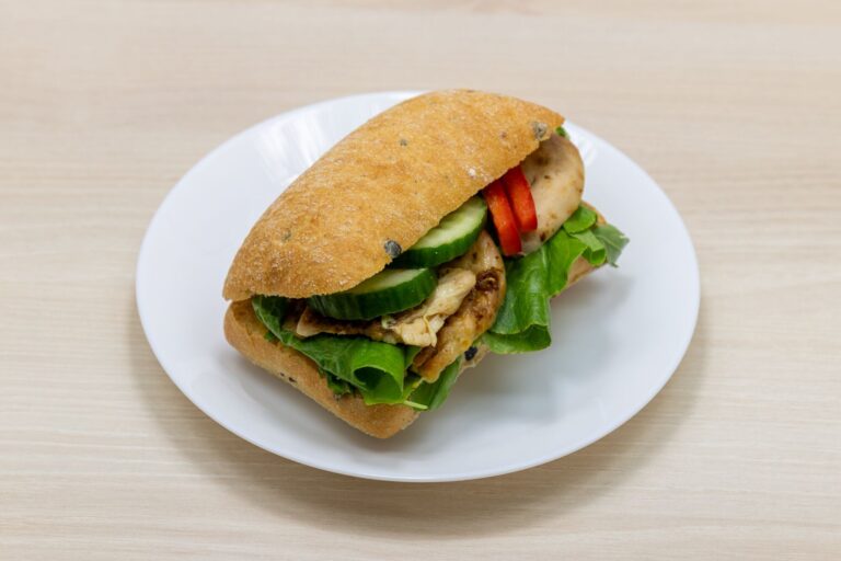 Ciabatta s kuřecími prsíčky, rukolou a kari dresinkem (min. odběr 3 ks, cena 80 Kč/ks)